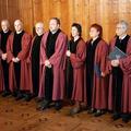 Ustavni sodniki so načrtovani referendum o odvetniški noveli postavili na led.