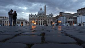razno 11.03.13. trg svetega petra, vatikan, People are seen as clouds hang over 