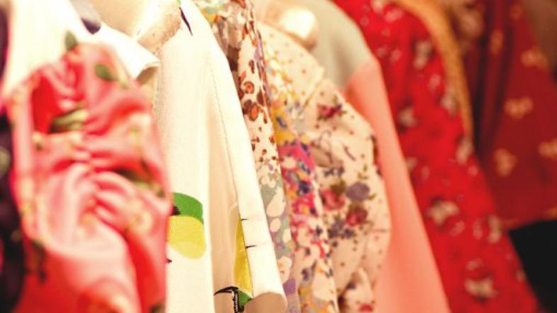 oblačila obleke obešalniki