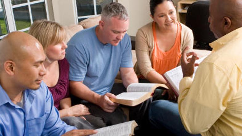 Na današnji dan si bralci podarijo knjigo.