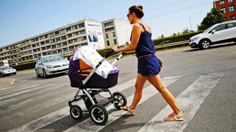 Mamica na prehodu za pešce