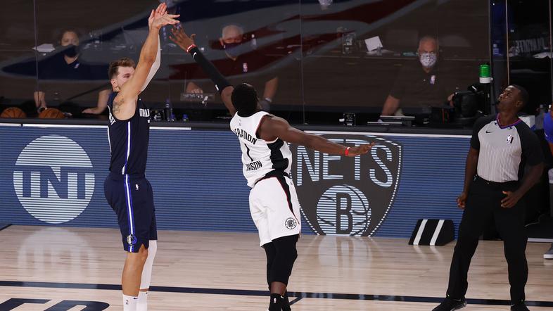 Luka Dončić Mavericks Clippers trojka