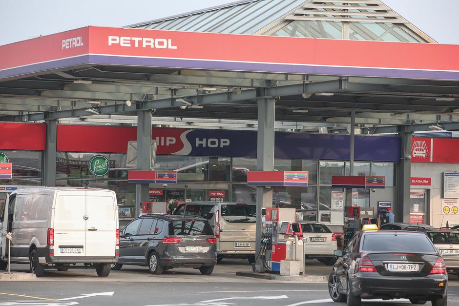 petrol | Avtor: Saša Despot