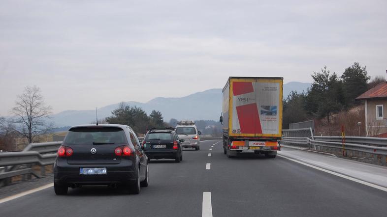 Neupoštevanje varnostne razdalje je pri nas pogost pojav, ki prispeva k velikemu