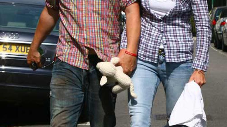 Jamie je tako zaposlen, da ga je morala žena spremljati na poti, da je lahko zan