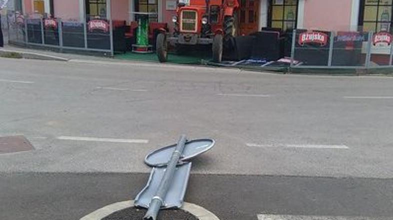 S traktorjem v lokal