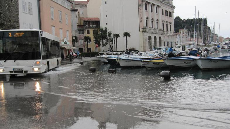 Povišano plimovanje v Piranu.
