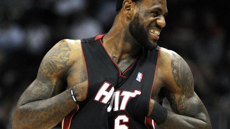 LeBron James bo adut v napadu, pomagal pa bo tudi kriti Nowitzkega. (Foto: Reute