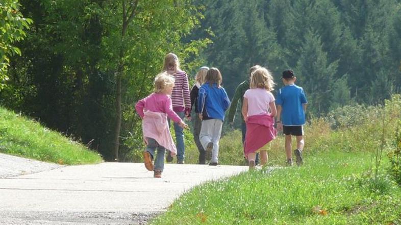 Otroci zbirajo plastenke