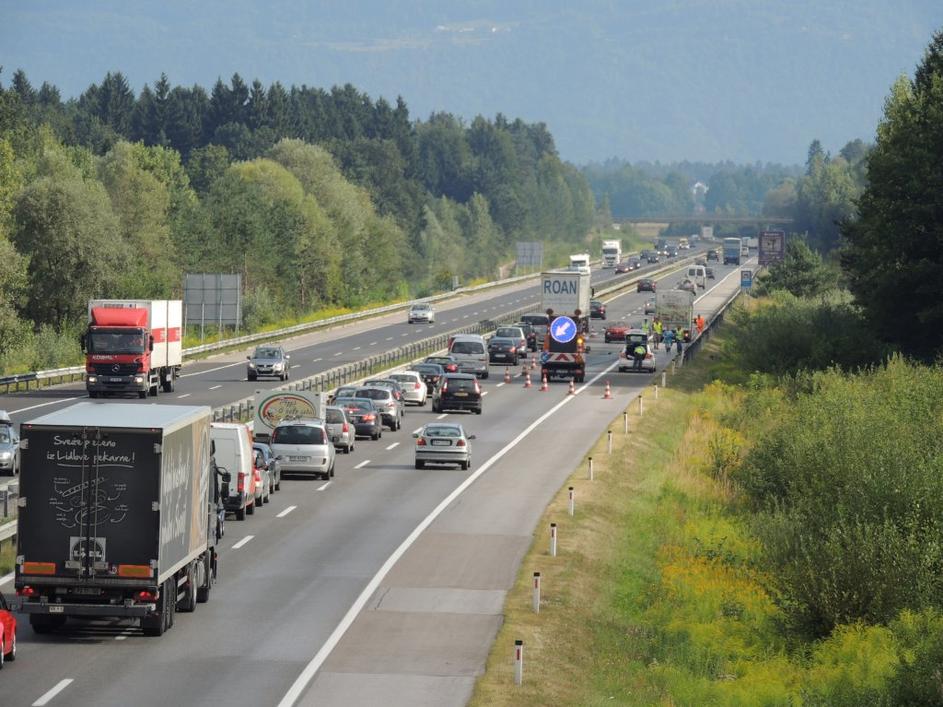 Prometna nesreča na gorenjski avtocesti.