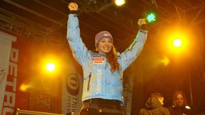 Nasmejena Tina Maze na odru Prešernovega trga. (Foto: Anže Petkovšek)