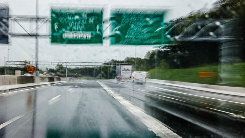 promet avtocesta vožnja dež