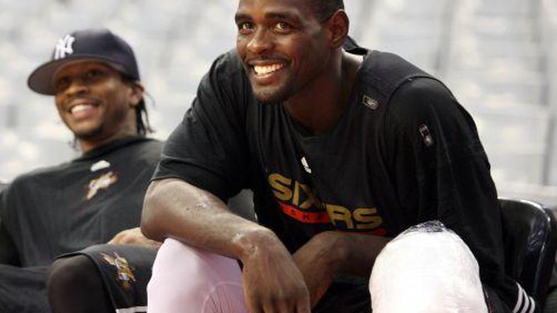 Chrisa Webberja pri igranju košarke ovirajo izrabljena kolena.