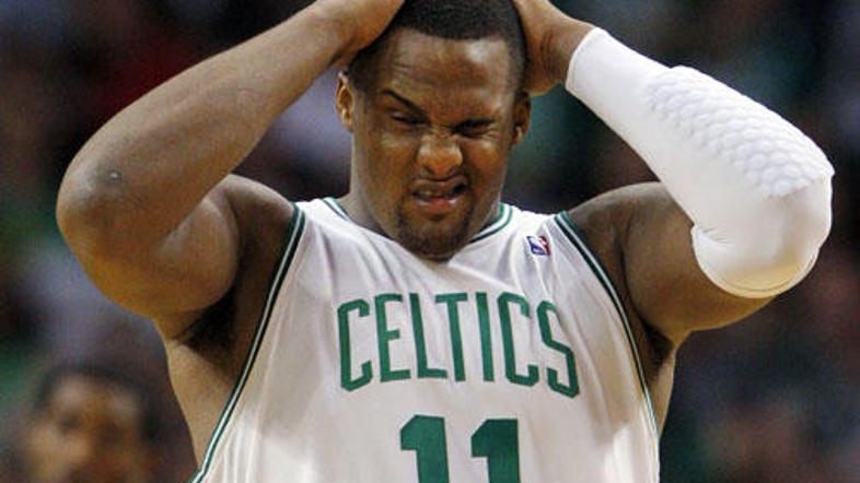 Glen Davis v višino meri šest centimetrov več kot dva metra. Tehtnica pa mu poka