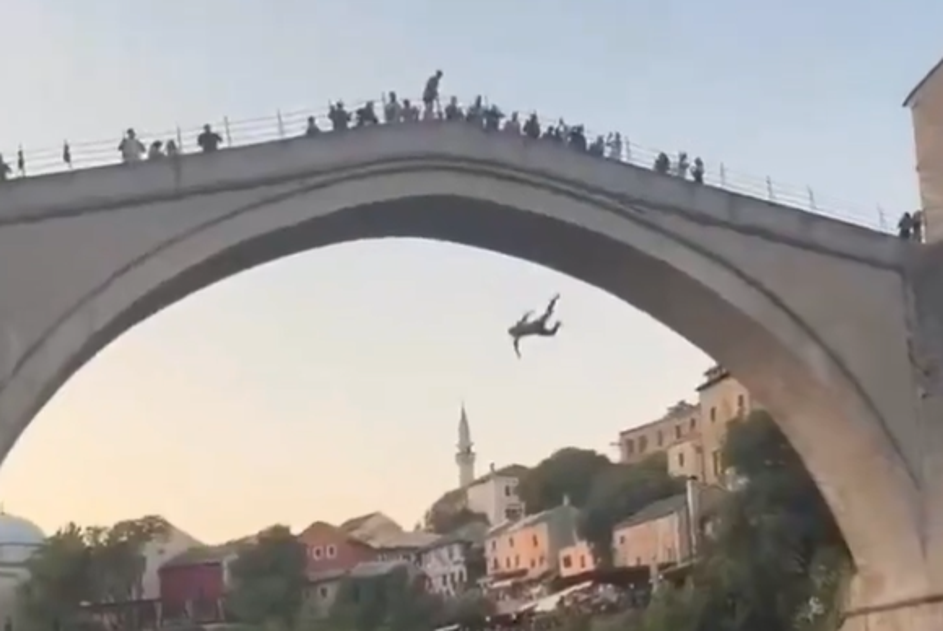 Skok turista, Stari most, Mostar