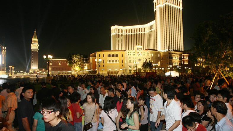 Na otvoritvi Venetian Macaa se je zbrala ogromna množica.