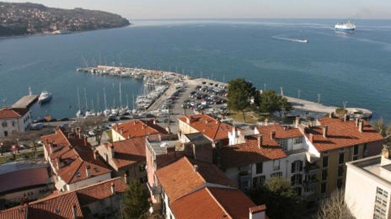 Koprski obali grozi visoka plima.