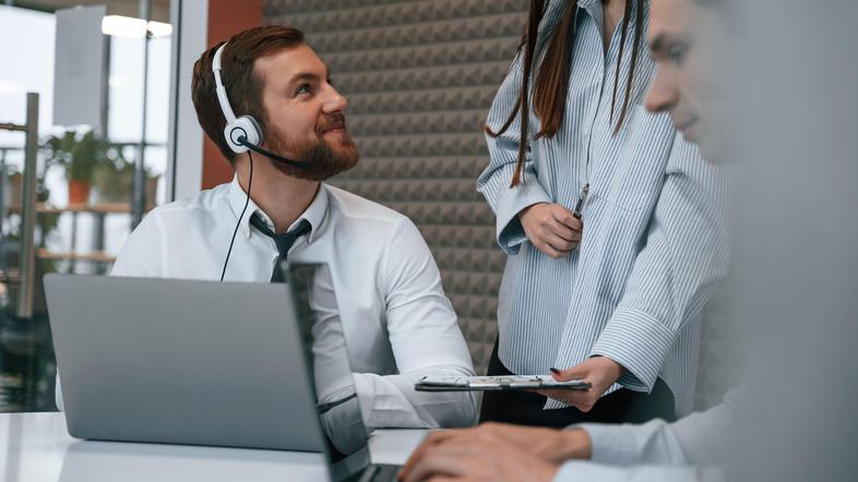 Moški govori z žensko v pisarni med delom