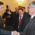 Borut Pahor je takole segel v roke predsedniklu GZS Samu Hribarju Miliču. (Foto: