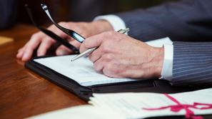 odvetnik pisalo dokumenti