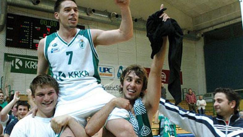 T.J. Sorrentine na ramenih navijačev po lanski uvrstitvi Krke v Jadransko ligo.