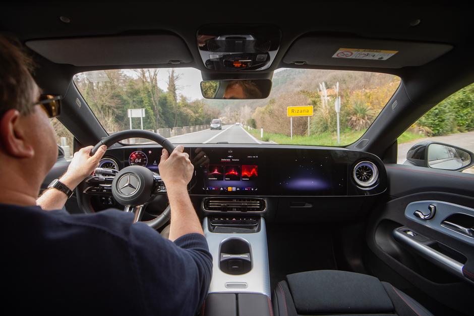 Primerjava: Mercedes-Benz CLA, hibrid in elektrika | Avtor: Anže Petkovšek