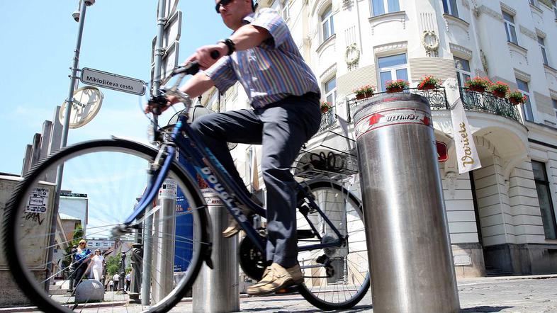 Serviserji se zaradi problema dovolilnic strogega centra izogibajo. Ljudje so ta