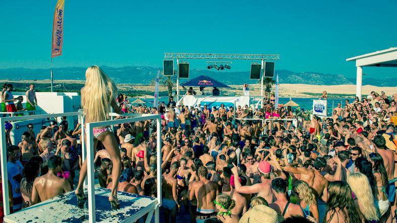 Razgreta telesca preplavila plažo Zrće