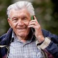 Starjši moški s telefonom