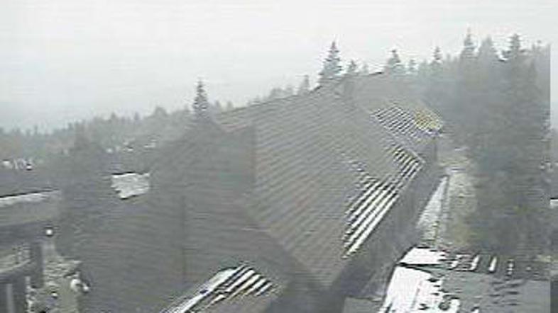 Kamera smučarskega središča je ujela prve letošnje snežinke.