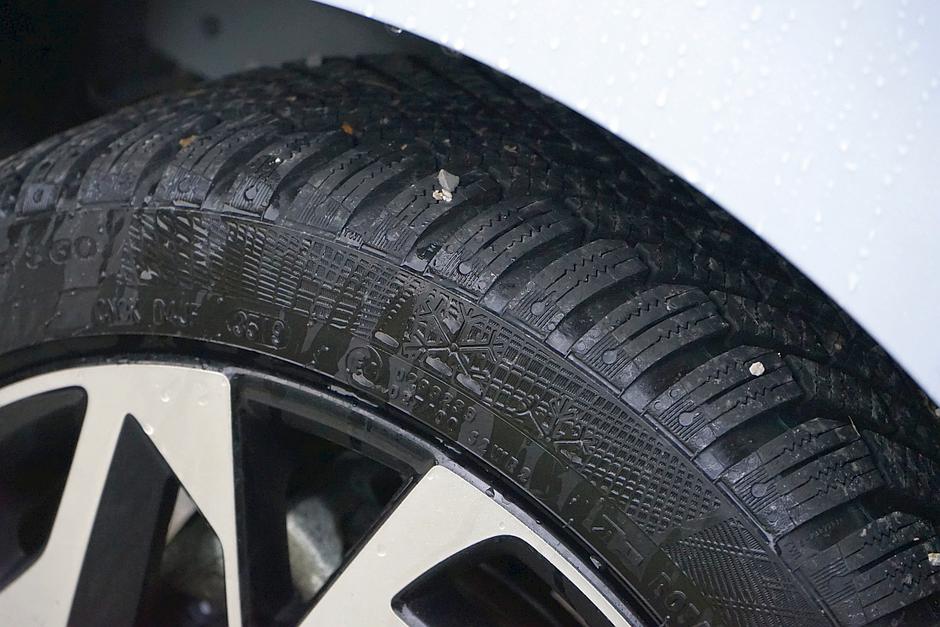 guma, pnevmatika, kamenčki v gumi | Avtor: Matija_Janežič