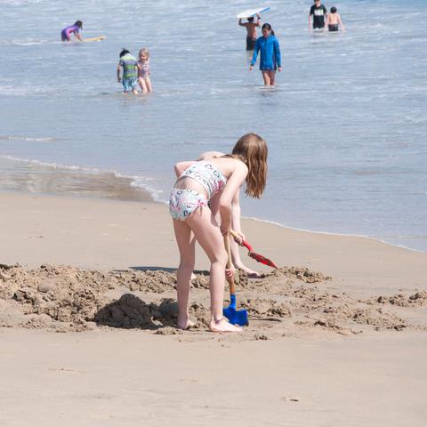 Otroci na plaži