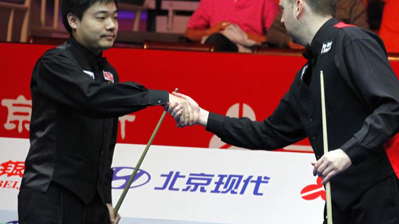 Do stiska rok je tokrat prišlo po 16 odigranih framih. (Foto: Reuters)