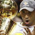 Kobe Bryant je dvignil pokal za naslov prvaka in MVP finala.