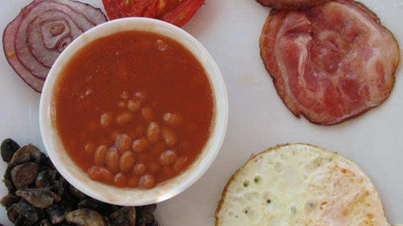 K naštetim sestavinam lahko dodate še black pudding - angleške krvavice.