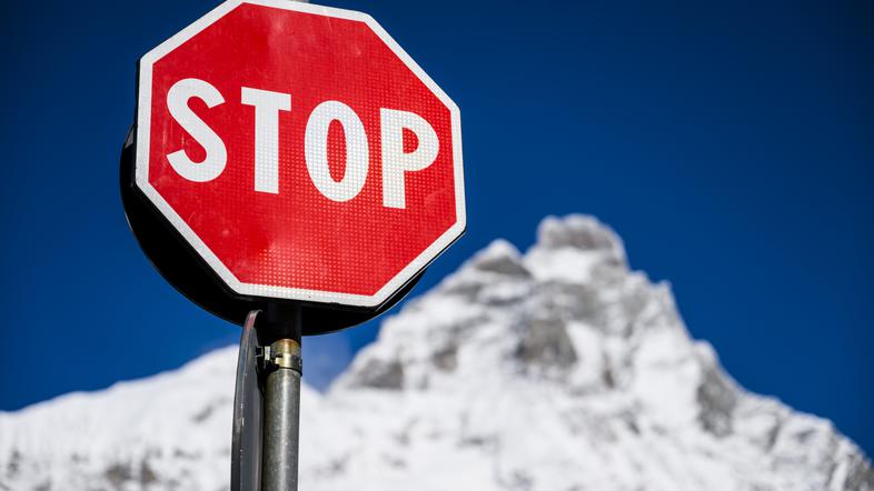 stop znak gora zima Matterhorn