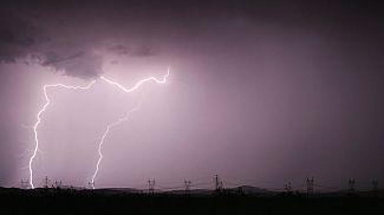 Morje je pometalo z ladjami.