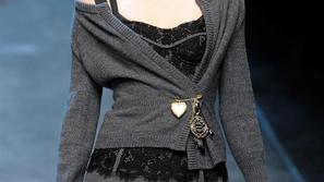 Da je siva lahko tudi zelo zapeljiva, dokazuje slavni dvojec Dolce & Gabbana. (F