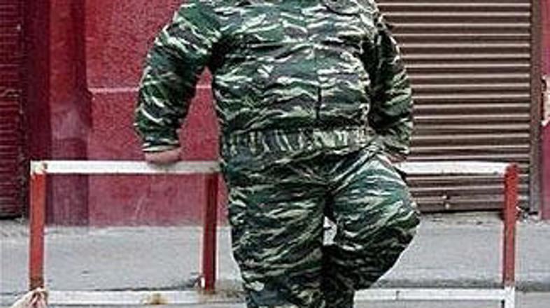 Morda bi moral tale vojak ovire preskakovati, namesto da se naslanja nanje.