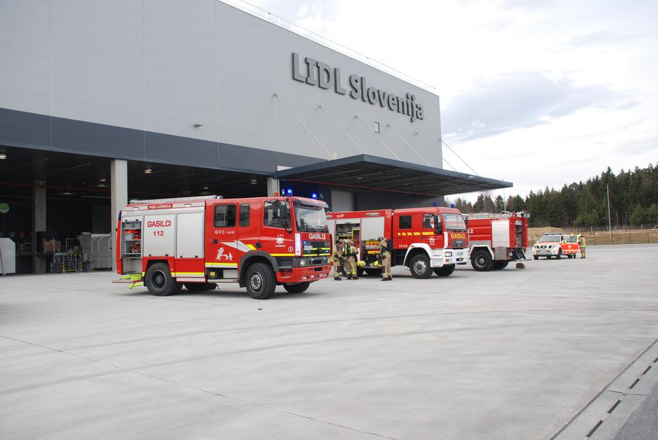 Gasilci, intervencija, logistični center Lidl