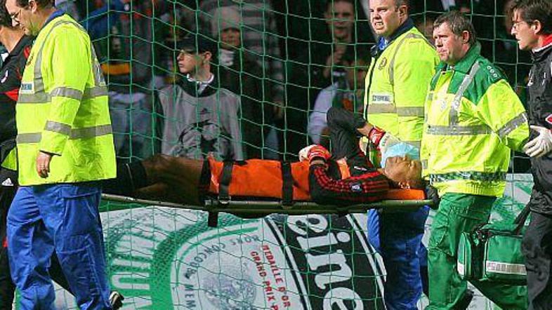 Nelsona Dido so morali potem, ko ga je pobožal gledalec z nosili odnesti iz zele