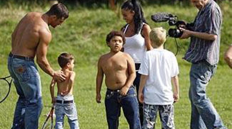 Otroci so se z maminim novim izbrancem zelo zabavali.