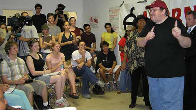 Michael Moore je Američane prepričeval, naj rešijo državo republikanske vladavin