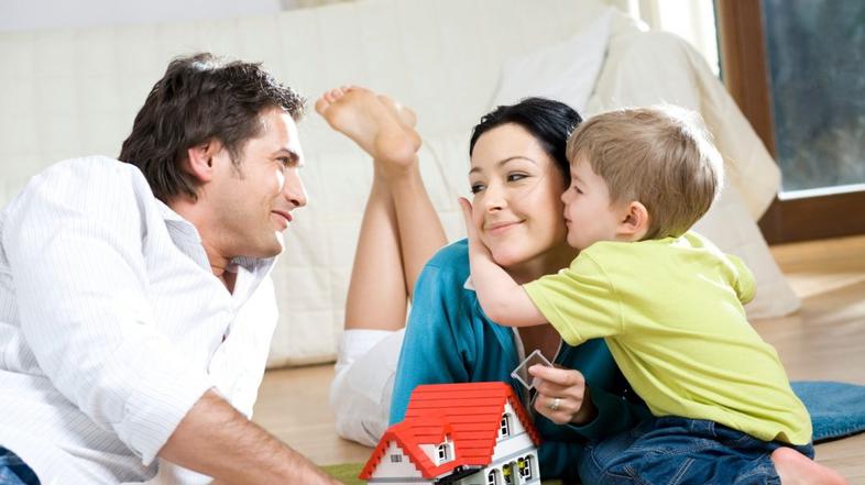 starši starša mama oče otrok sin igra igranje