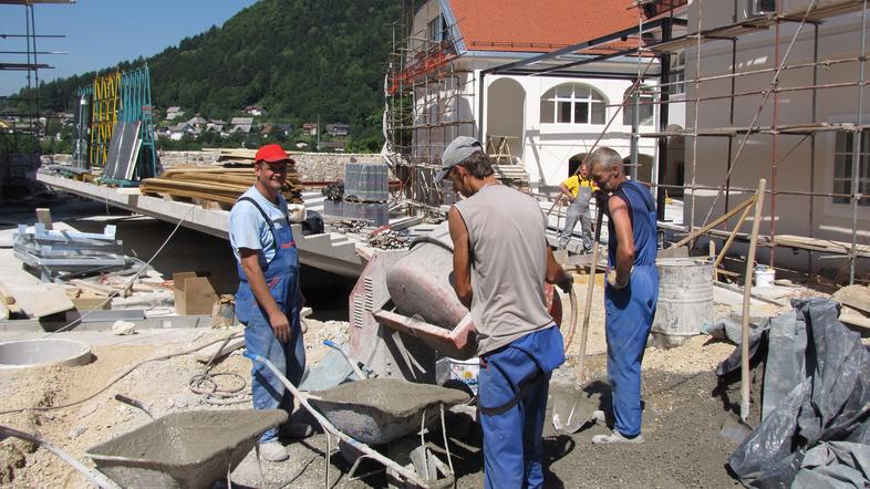 Rok izvedbe zaključka del je najpozneje štiri mesece od podpisa pogodbe, pravijo