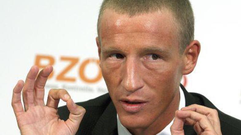 Kratkotrajni predsednik BZÖ Stefan Petzner je avstrijsko javnost razburil s svoj