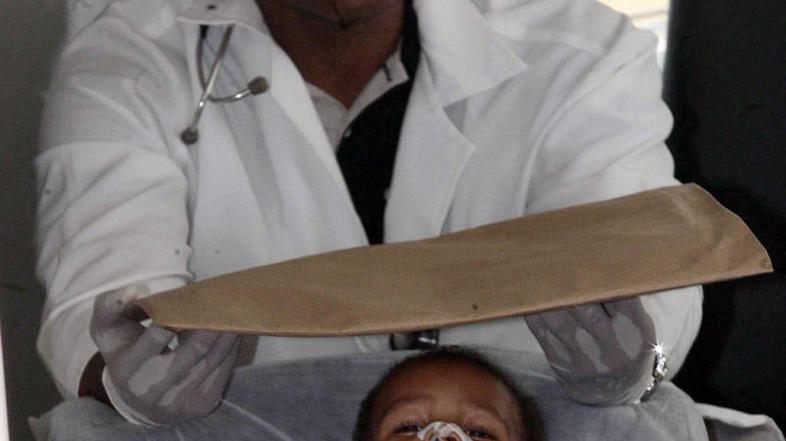 Zdravniki sprva niso vedeli, ali bo deček preživel. (Foto: Reuters)