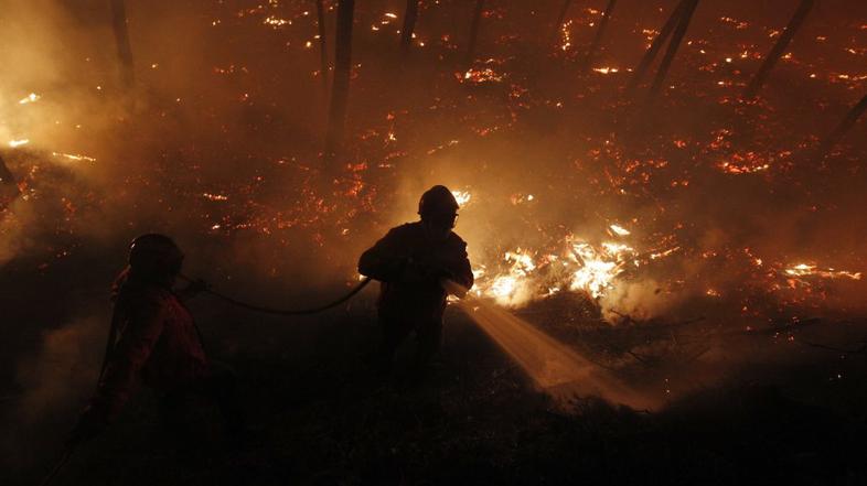 Portugalski gasilci se borijo z obsežnimi požari.