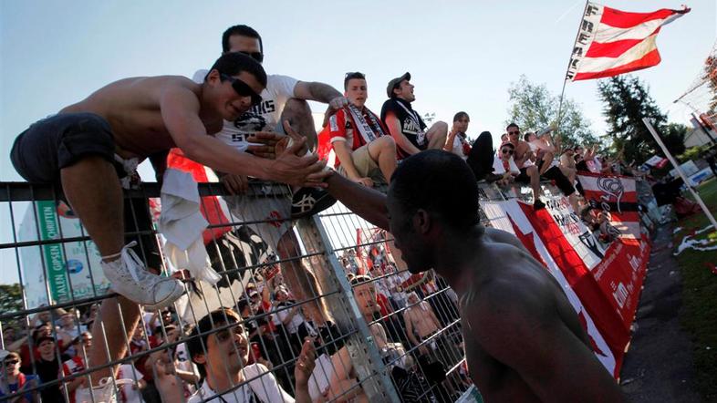 Serey Die Aarau Sion švicarska liga za obstanek navijač navijači rokovanje