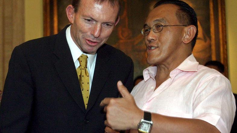 Tony Abott (levo) meni, da mu bodo njegovi otroci nekega dne očitali razvrat iz 